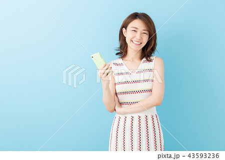 スマホを見る女性 スマホを見る女性 43593236