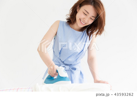 アイロンをかける女性 43593262