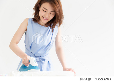 アイロンをかける女性 43593263