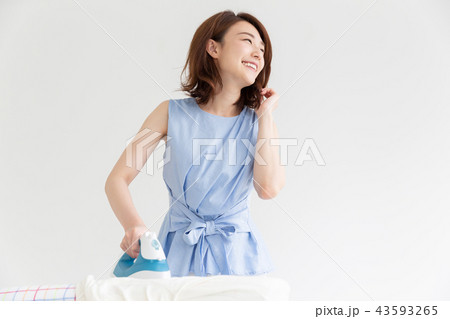 アイロンをかける女性 43593265