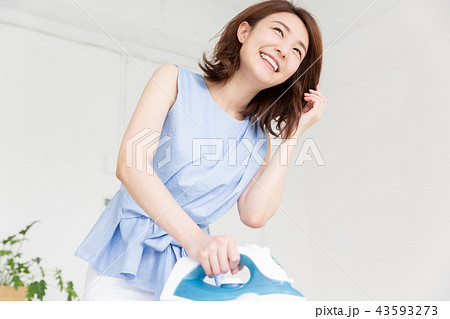 アイロンをかける女性 アイロンをかける女性 43593273