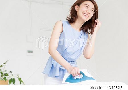 アイロンをかける女性 43593274
