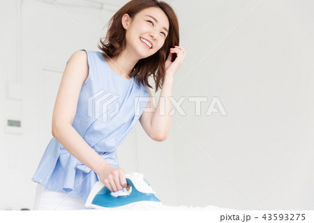 アイロンをかける女性 43593275