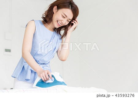 アイロンをかける女性 43593276