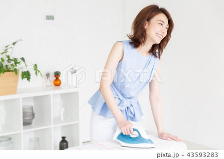 アイロンをかける女性 43593283