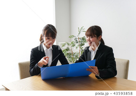 若いビジネスウーマン 若いビジネスウーマン 43593858