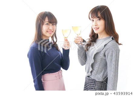 お酒を飲む女性 お酒を飲む女性 43593914