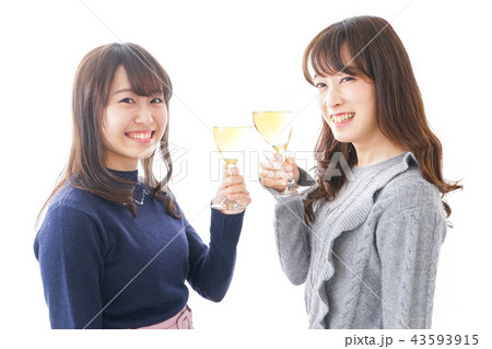 お酒を飲む女性 お酒を飲む女性 43593915