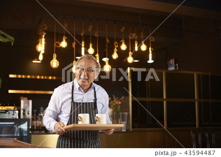 人物 カフェ 飲料 43594487