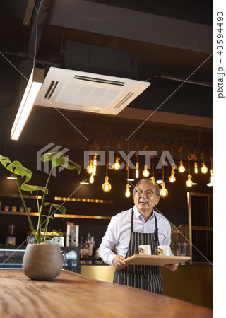 人物 カフェ 飲料 43594493