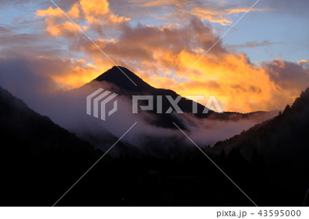 朝焼けの高見山（奈良県吉野郡東吉野村） 43595000