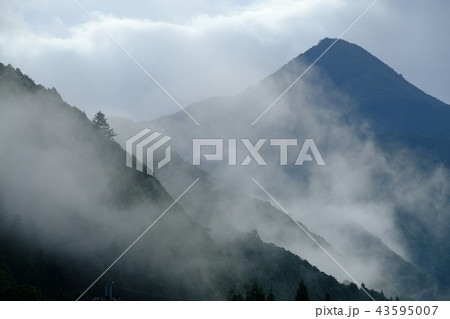 朝焼けの高見山(奈良県吉野郡東吉野村) 朝焼けの高見山(奈良県吉野郡東吉野村) 43595007