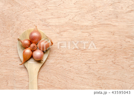 shallot on wooden spoon and wood texture 43595043
