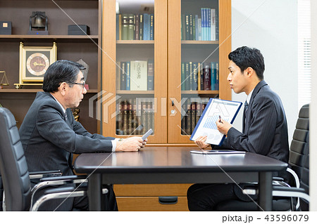 ビジネスマン、コンサルタント、商談、提案、ミーティング 43596079