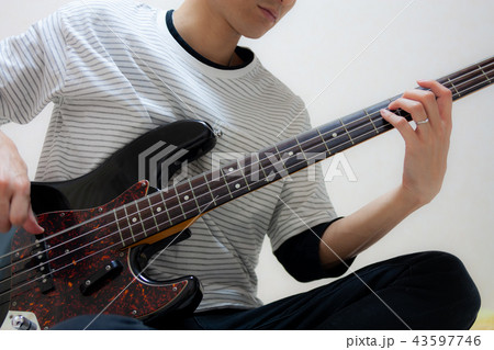 ベース弾く男性 43597746