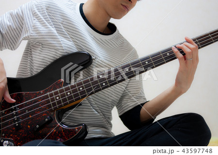 ベース弾く男性 43597748