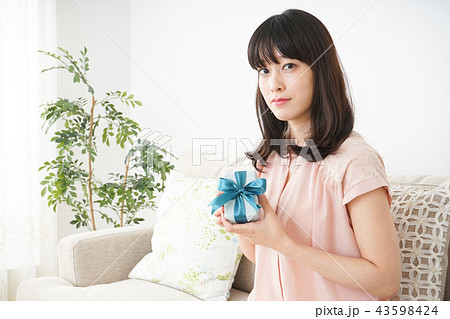 プレゼントをもらう若い女性 プレゼントをもらう若い女性 43598424
