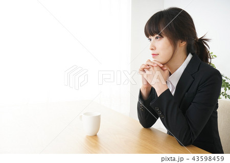 カフェでリラックスするビジネスウーマン カフェでリラックスするビジネスウーマン 43598459