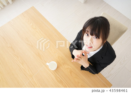 カフェでリラックスするビジネスウーマン 43598461
