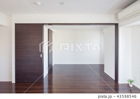 マンションの収納（同ポジションで収納の開閉のカットあり） 43598546