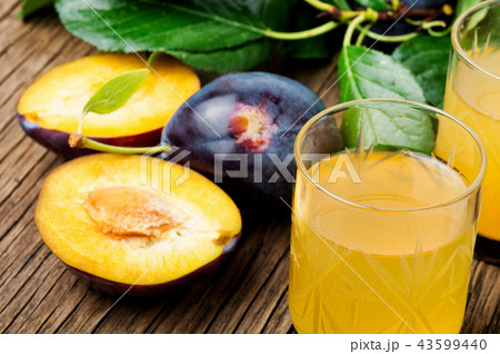 Plum alcoholic beverage 43599440