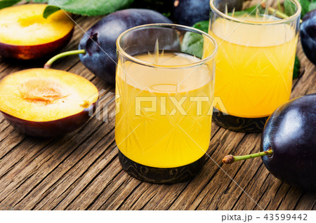 Plum alcoholic beverage 43599442