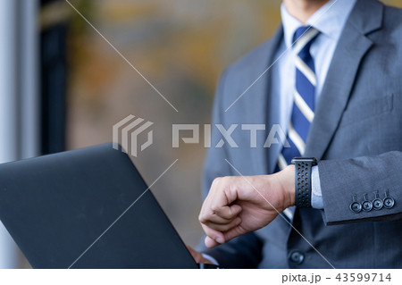 空港でスマートウォッチを操作するビジネスマン　出張 43599714