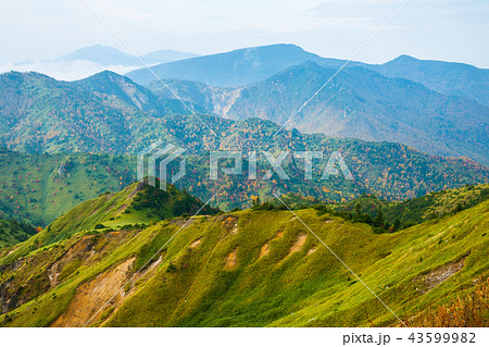 秋の志賀高原横手山 のぞきの紅葉の写真素材