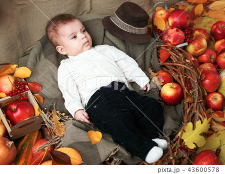 autumn concept - child boy lie on yellow leaves 43600578