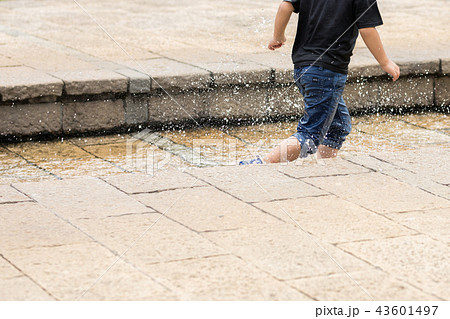 水路を水しぶきを上げながら走る男の子 43601497