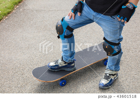 小学1年生のスケボー少年の足元 小学1年生のスケボー少年の足元 43601518