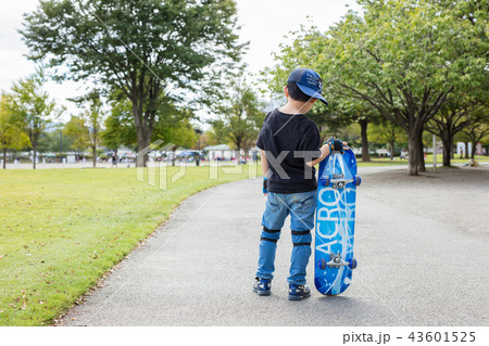 小学1年生のスケボー少年の後ろ姿 小学1年生のスケボー少年の後ろ姿 43601525