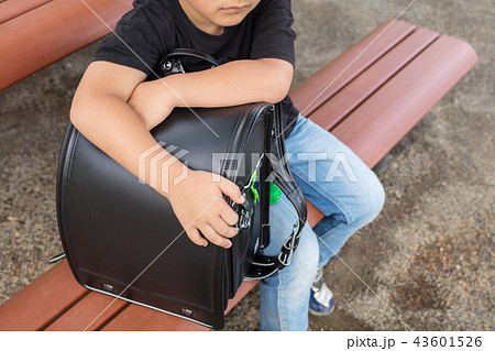 小学校の帰り道ベンチに座る小学生 43601526