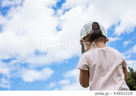 3歳の女の子公園での後ろ姿と空 3歳の女の子公園での後ろ姿と空 43601529