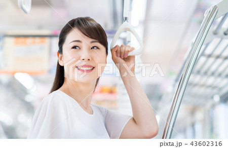ビジネスウーマン（電車）　　撮影協力「京王電鉄株式会社」 43602316
