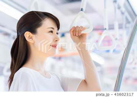 ビジネスウーマン（電車）　　撮影協力「京王電鉄株式会社」 43602317