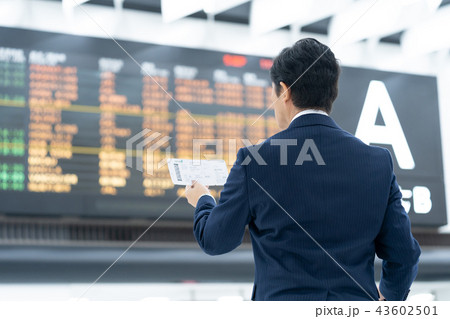 空港の電光掲示板の前で確認するビジネスマン 国際空港 仕事 空港の電光掲示板の前で確認するビジネスマン 国際空港 仕事 43602501