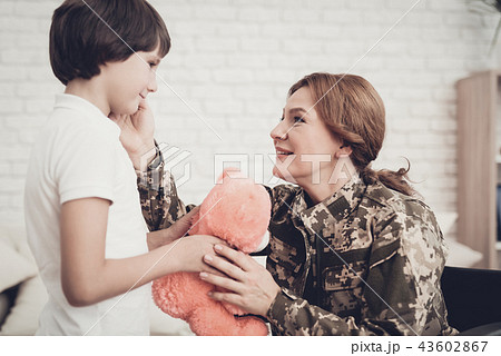 Woman Veteran In Wheelchair Homecoming Concept. 43602867