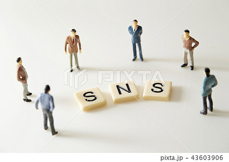 SNSの文字と男性フィギュア 43603906