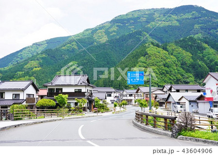 山に囲まれた美しい町(高知県梼原町) 山に囲まれた美しい町(高知県梼原町) 43604906