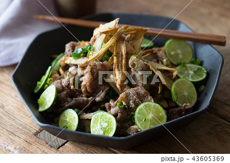 ごぼうと豚肉のカリカリサラダ 43605369