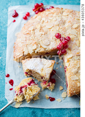 Almond and raspberry cake, Bakewell tart. Traditional British pastry. Blue background. Top view. 43605378