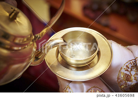 チマチョゴリで酒を注がれる女性の手 43605698