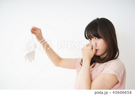 臭い洗濯物の匂いを嗅ぐ若い女性 臭い洗濯物の匂いを嗅ぐ若い女性 43606658