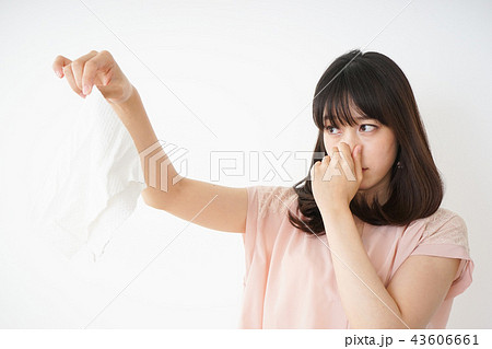 臭い洗濯物の匂いを嗅ぐ若い女性 43606661