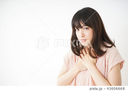 二日酔いで体調不良の若い女性 43606668