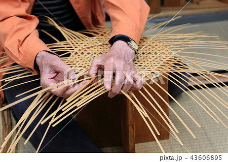 籠を編む人 43606895