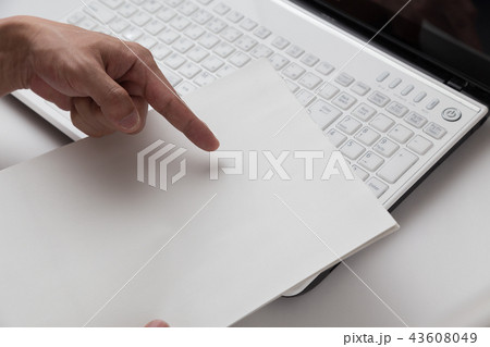 パソコンと書類と手元(コピースペース) パソコンと書類と手元(コピースペース) 43608049