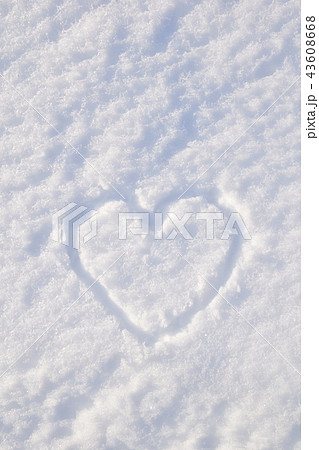 雪ハートの写真素材