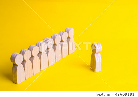 People stand in line and wait for orders. 43609191